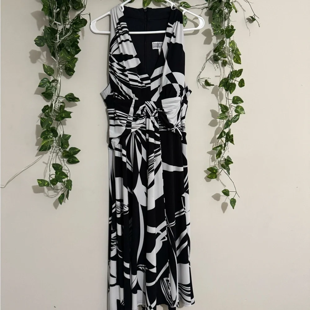 Black and White Sleeveless Dress - Picture 1 of 7